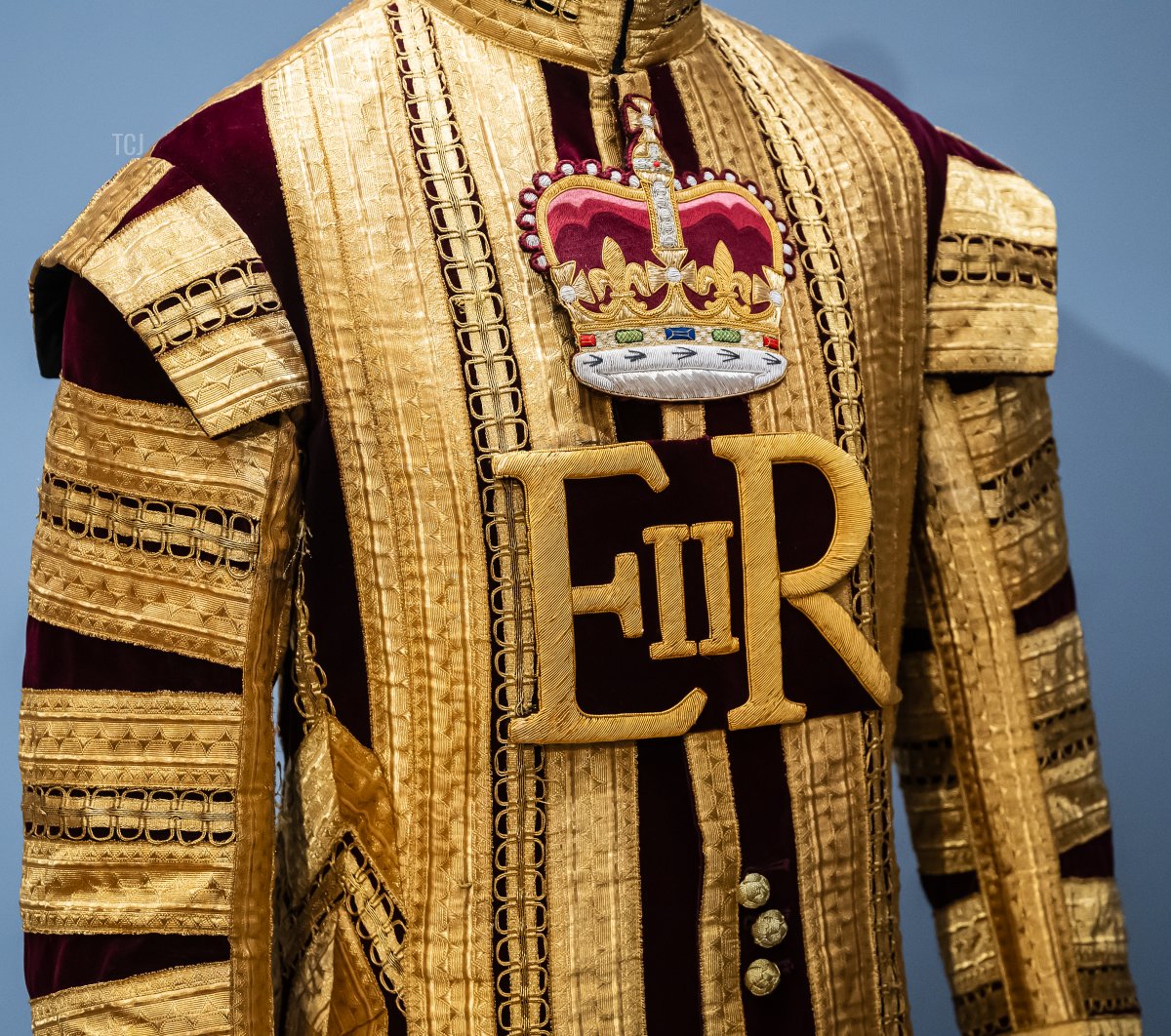 Il cappotto ricamato di un Trombettiere di Stato della Household Cavalry del regno della regina Elisabetta II è esposto come parte della mostra 'Tesori di filo d'oro e d'argento' alla Guildhall Art Gallery di Londra il 28 settembre 2023 (Leon Neal/Getty Images)