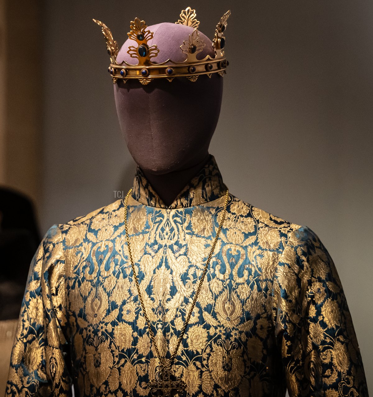 Un costume indossato da David Tennant in una produzione del 2013 di Riccardo II è esposto come parte della mostra 'Tesori di filo d'oro e d'argento' alla Guildhall Art Gallery di Londra il 28 settembre 2023 (Leon Neal/Getty Images)