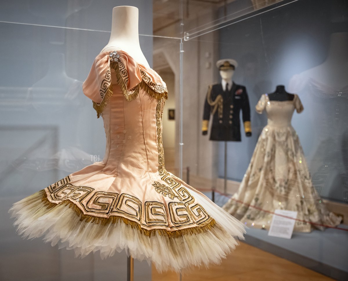 Un costume indossato nel 2004 da Dame Darcey Bussell nel balletto 'Sylvia' è esposto come parte della mostra 'Tesori di filo d'oro e d'argento' alla Guildhall Art Gallery di Londra il 28 settembre 2023 (Leon Neal/Getty Images)