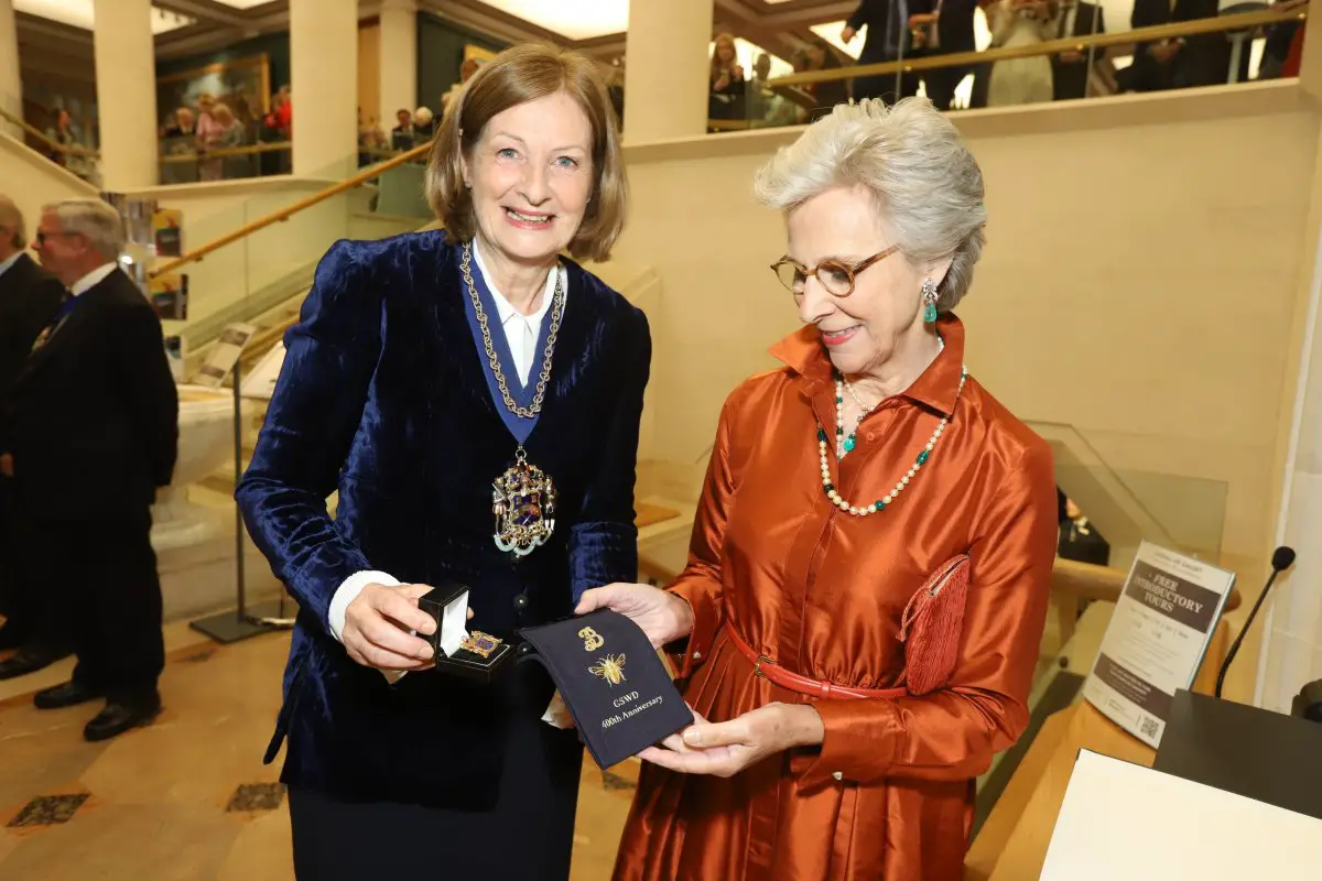 La Duchessa di Gloucester inaugura ufficialmente la mostra 'Tesori di filo d'oro e d'argento' alla Guildhall Art Gallery di Londra il 28 settembre 2023 (Palazzo di Buckingham)