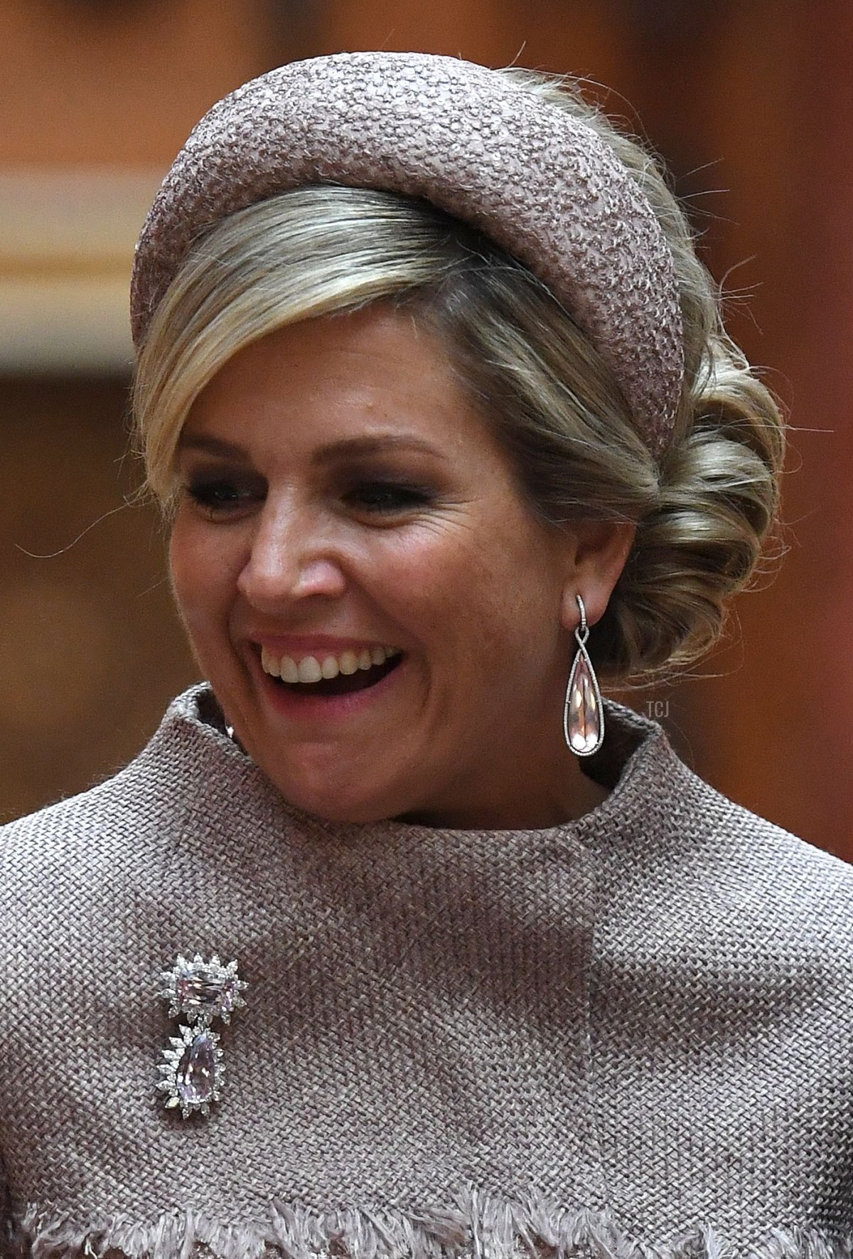 La Regina Maxima dei Paesi Bassi osserva oggetti della Collezione Reale al Buckingham Palace di Londra il 23 ottobre 2018 (CHRIS J RATCLIFFE/AFP tramite Getty Images)