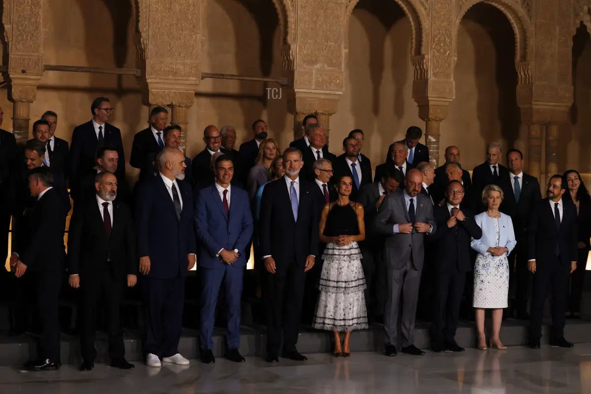 Il Re Felipe VI e la Regina Letizia di Spagna posano con i capi di stato e di governo europei all'Alhambra durante il vertice della Comunità Politica Europea a Granada il 5 ottobre 2023 (Marcelo del Pozo/Getty Images)