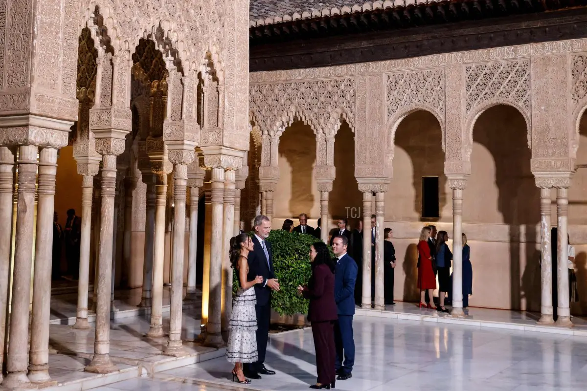 Il Re Felipe VI e la Regina Letizia di Spagna accolgono la Presidente del Kosovo Vjosa Osmani e suo marito, Prindon Sadriu, all'Alhambra durante il vertice della Comunità Politica Europea a Granada il 5 ottobre 2023 (LUDOVIC MARIN/AFP via Getty Images)