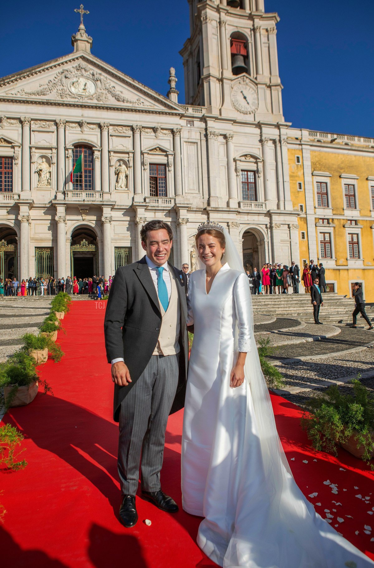 Infanta Maria Francisca, Duchessa di Coimbra, è ritratta con suo marito, Duarte de Sousa Araújo Martins, dopo la cerimonia di nozze al Palazzo di Mafra in Portogallo, 7 ottobre 2023 (Albert Nieboer/DPA Picture Alliance/Alamy)