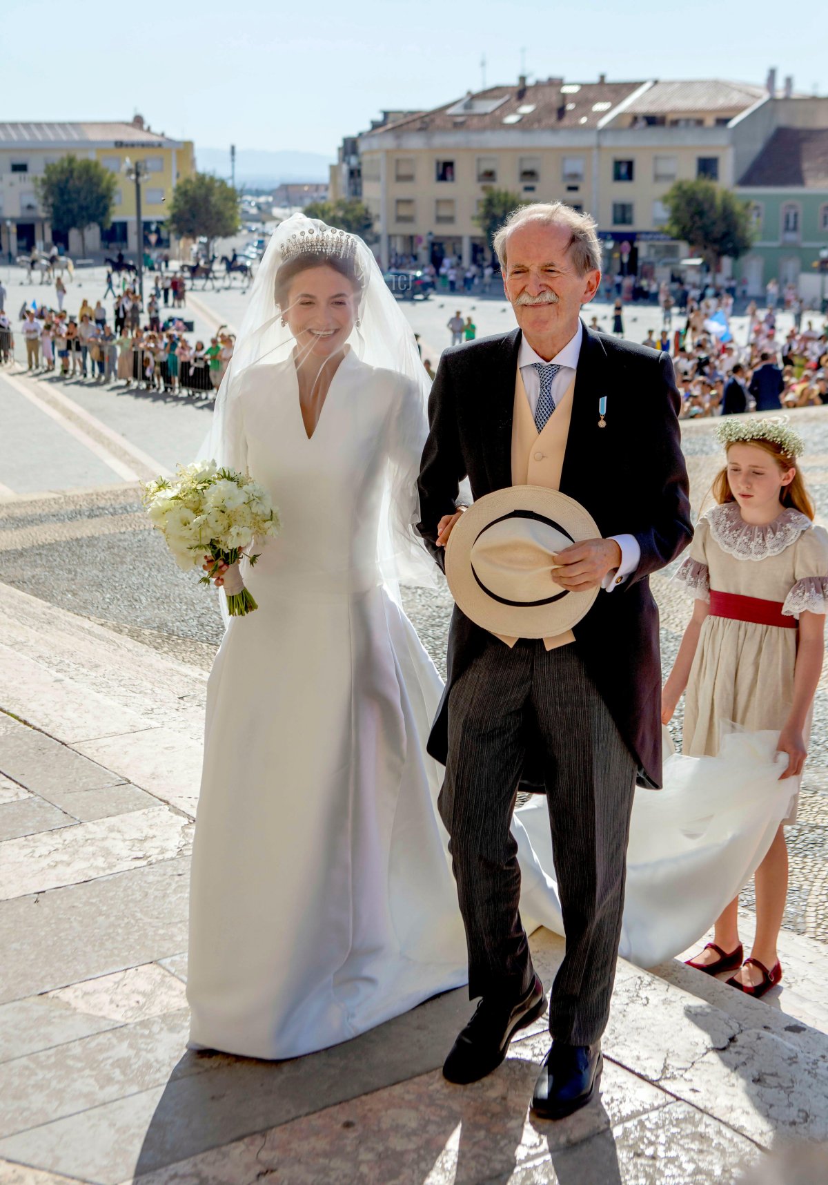 L'Infanta Maria Francisca, Duchessa di Coimbra, arriva con suo padre, il Duca di Braganza, per la cerimonia di nozze al Palazzo di Mafra in Portogallo, 7 ottobre 2023 (Albert Nieboer/DPA Picture Alliance/Alamy)