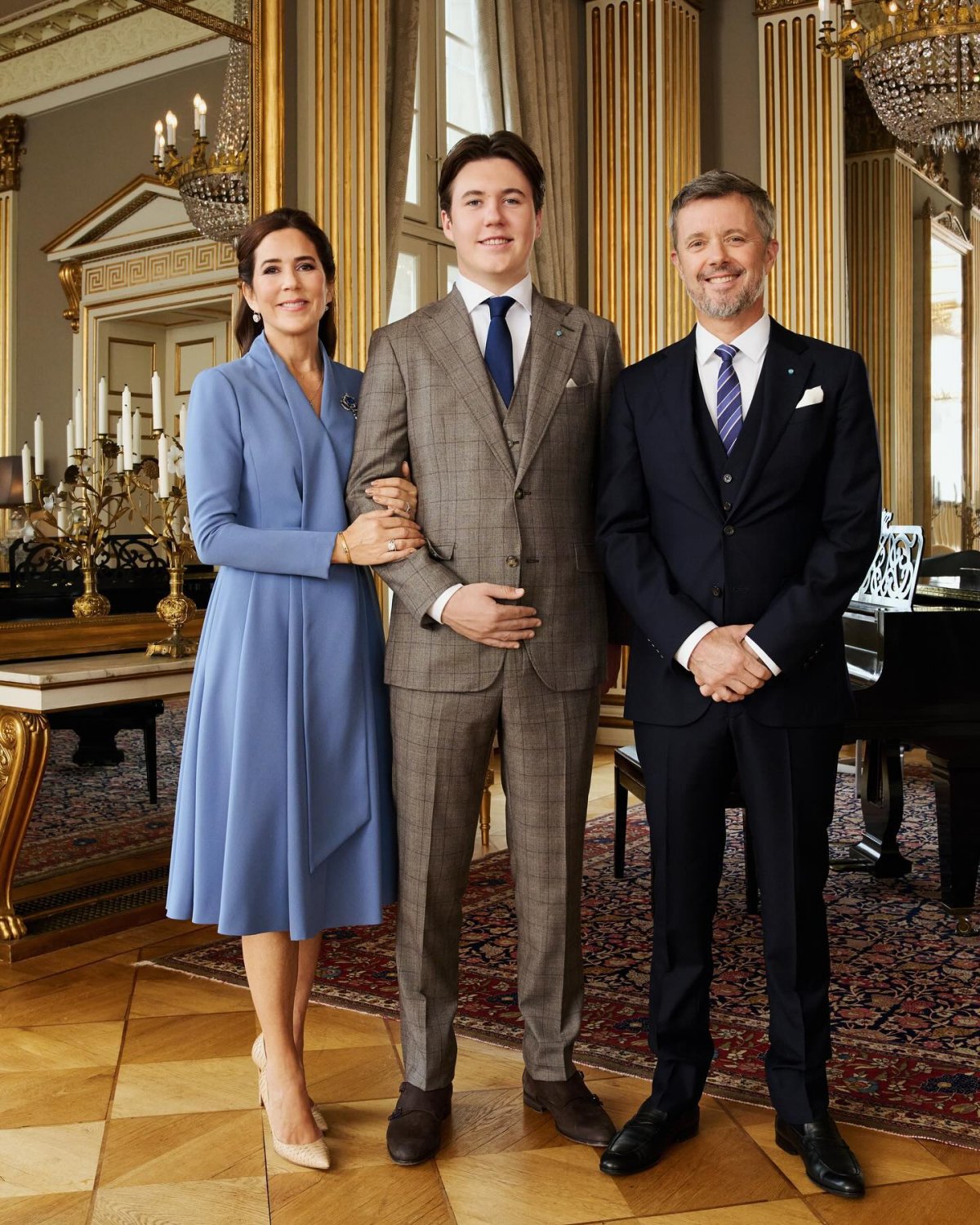 Il Principe Christian di Danimarca posa con il Principe Ereditario Frederik e la Principessa Ereditaria Mary durante i festeggiamenti per il suo diciottesimo compleanno a Palazzo Amalienborg a Copenaghen il 15 ottobre 2023 (Dennis Stenild/Kongehuset)