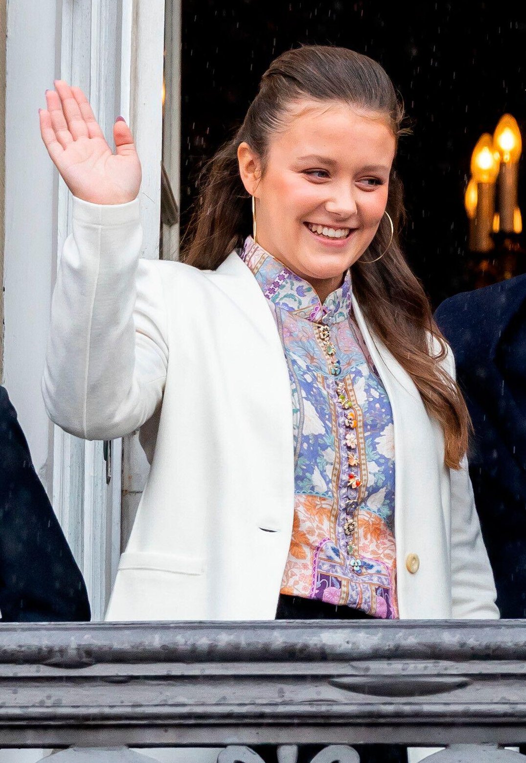 La Principessa Isabella di Danimarca saluta dalla balconata di Palazzo Amalienborg durante i festeggiamenti per il diciottesimo compleanno del Principe Christian a Copenaghen il 15 ottobre 2023 (Patrick van Katwijk/DPA Picture Alliance/Alamy)