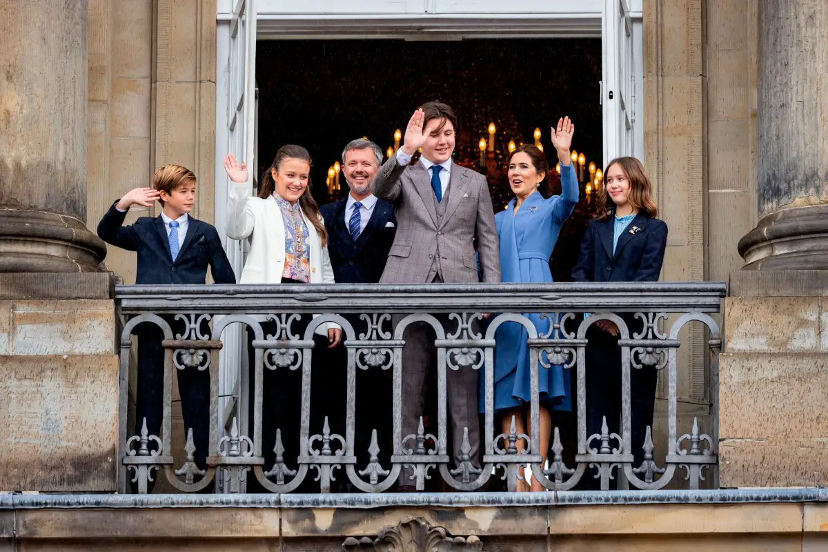 Il Principe Christian di Danimarca, con il Principe Ereditario Frederik, la Principessa Ereditaria Mary, la Principessa Isabella, il Principe Vincent e la Principessa Josephine, saluta dalla balconata di Palazzo Amalienborg durante i festeggiamenti per il suo diciottesimo compleanno a Copenaghen il 15 ottobre 2023 (Patrick van Katwijk/DPA Picture Alliance/Alamy)