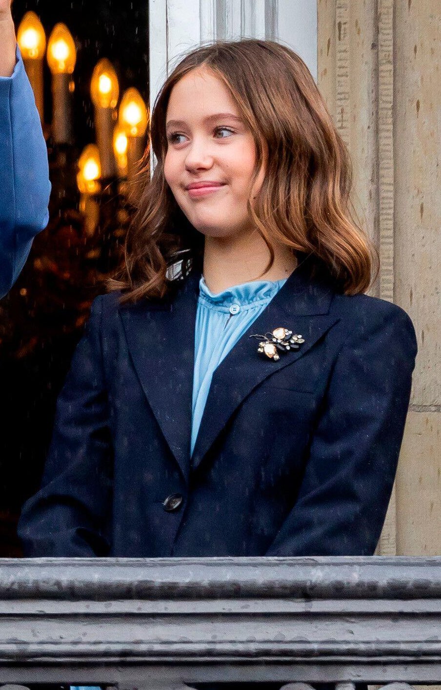 La Principessa Josephine di Danimarca saluta dalla balconata di Palazzo Amalienborg durante i festeggiamenti per il ventesimo compleanno del Principe Christian a Copenaghen il 15 ottobre 2023 (Patrick van Katwijk/DPA Picture Alliance/Alamy)