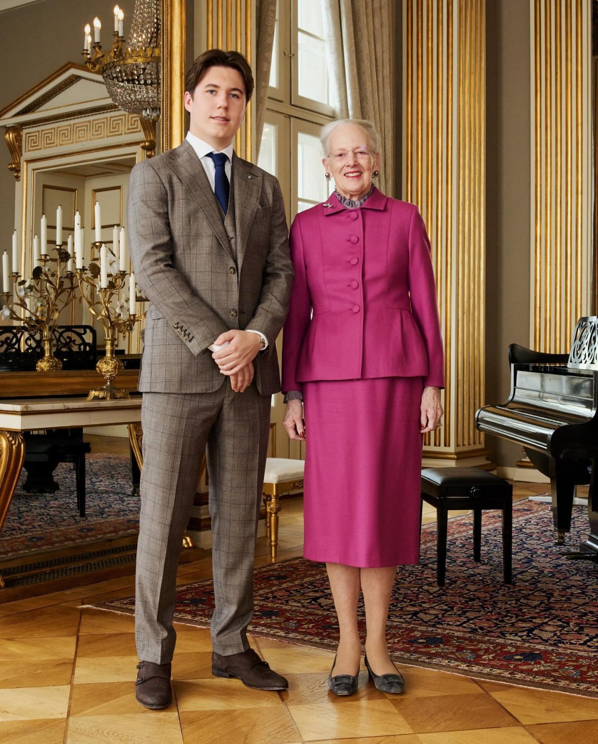 Il Principe Christian di Danimarca posa con la Regina Margrethe II durante i festeggiamenti per il suo diciottesimo compleanno a Palazzo Amalienborg a Copenaghen il 15 ottobre 2023 (Dennis Stenild/Kongehuset)