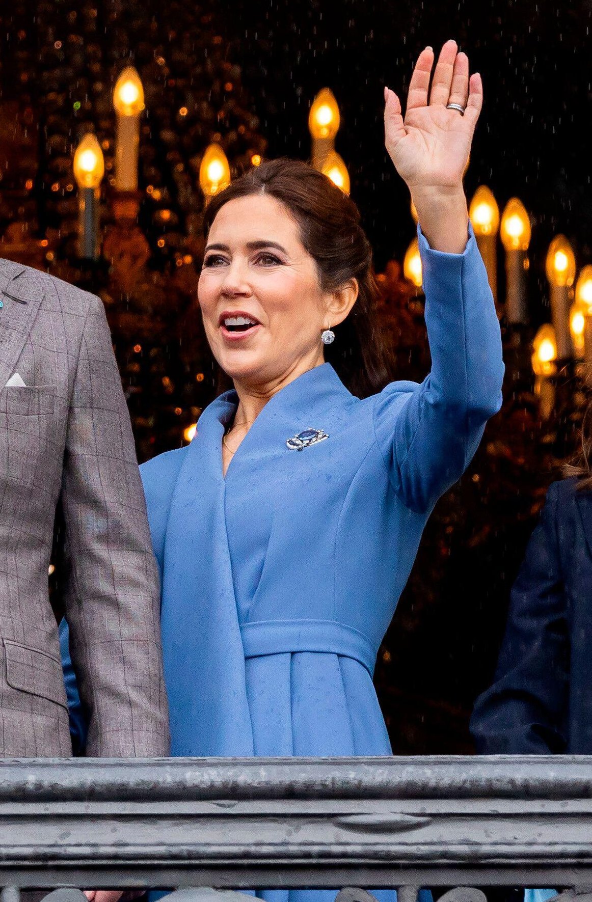 La Principessa Ereditaria Mary di Danimarca saluta dalla balconata di Palazzo Amalienborg durante i festeggiamenti per il diciottesimo compleanno del Principe Christian a Copenaghen il 15 ottobre 2023 (Patrick van Katwijk/DPA Picture Alliance/Alamy)