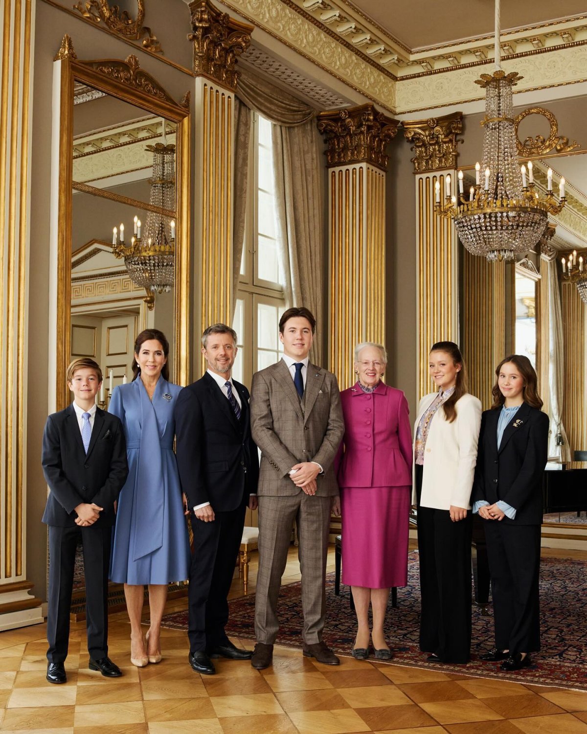 Il Principe Christian di Danimarca posa con la Regina Margrethe II, il Principe Ereditario Frederik, la Principessa Ereditaria Mary, la Principessa Isabella, il Principe Vincent e la Principessa Josephine durante i festeggiamenti per il suo diciottesimo compleanno a Palazzo Amalienborg a Copenaghen il 15 ottobre 2023 (Dennis Stenild/Kongehuset)