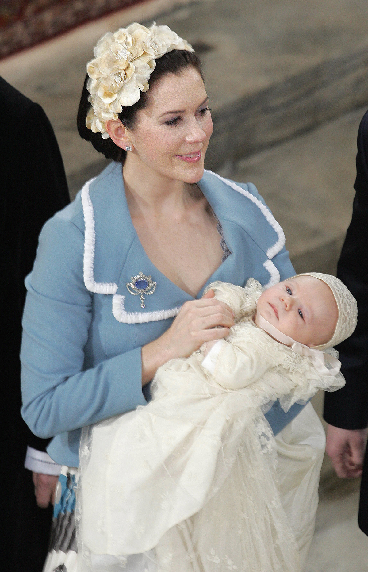 La Principessa Ereditaria Mary di Danimarca tiene in braccio il Principe Christian durante la cerimonia di battesimo nella cappella di Palazzo Christiansborg a Copenaghen il 21 gennaio 2006 (SVEN NACKSTRAND/AFP via Getty Images)