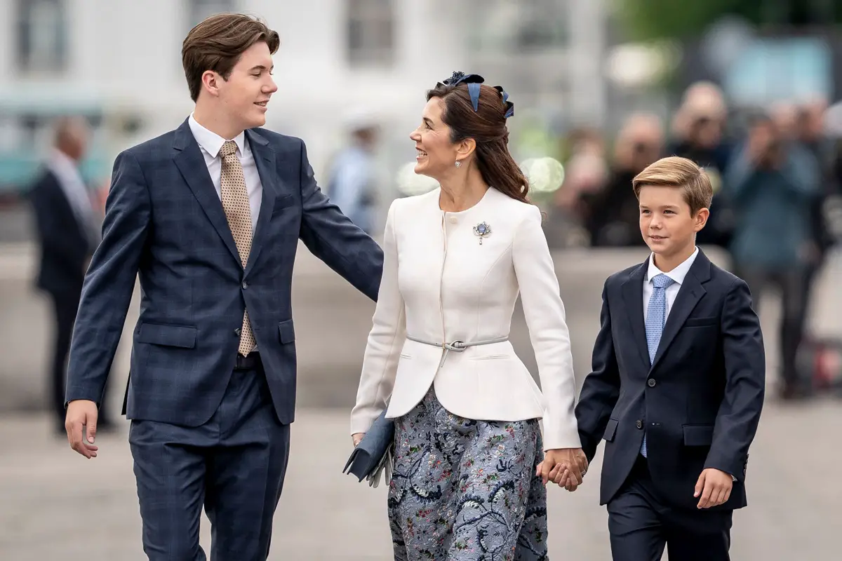 Il Principe Christian, la Principessa Ereditaria Mary e il Principe Vincent arrivano a un pranzo per celebrare il Giubileo d'Oro della Regina Margrethe II di Danimarca sullo Yatch Reale Dannebrog a Copenaghen l'11 settembre 2022 (MADS CLAUS RASMUSSEN/Ritzau Scanpix/AFP via Getty Images)