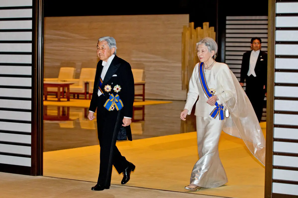 L'Imperatore Akihito e l'Imperatrice Michiko del Giappone partecipano a una cena di stato presso il Palazzo Imperiale di Tokyo durante la visita di stato olandese in Giappone il 29 ottobre 2014 (Patrick van Katwijk/DPA Picture Alliance/Alamy)