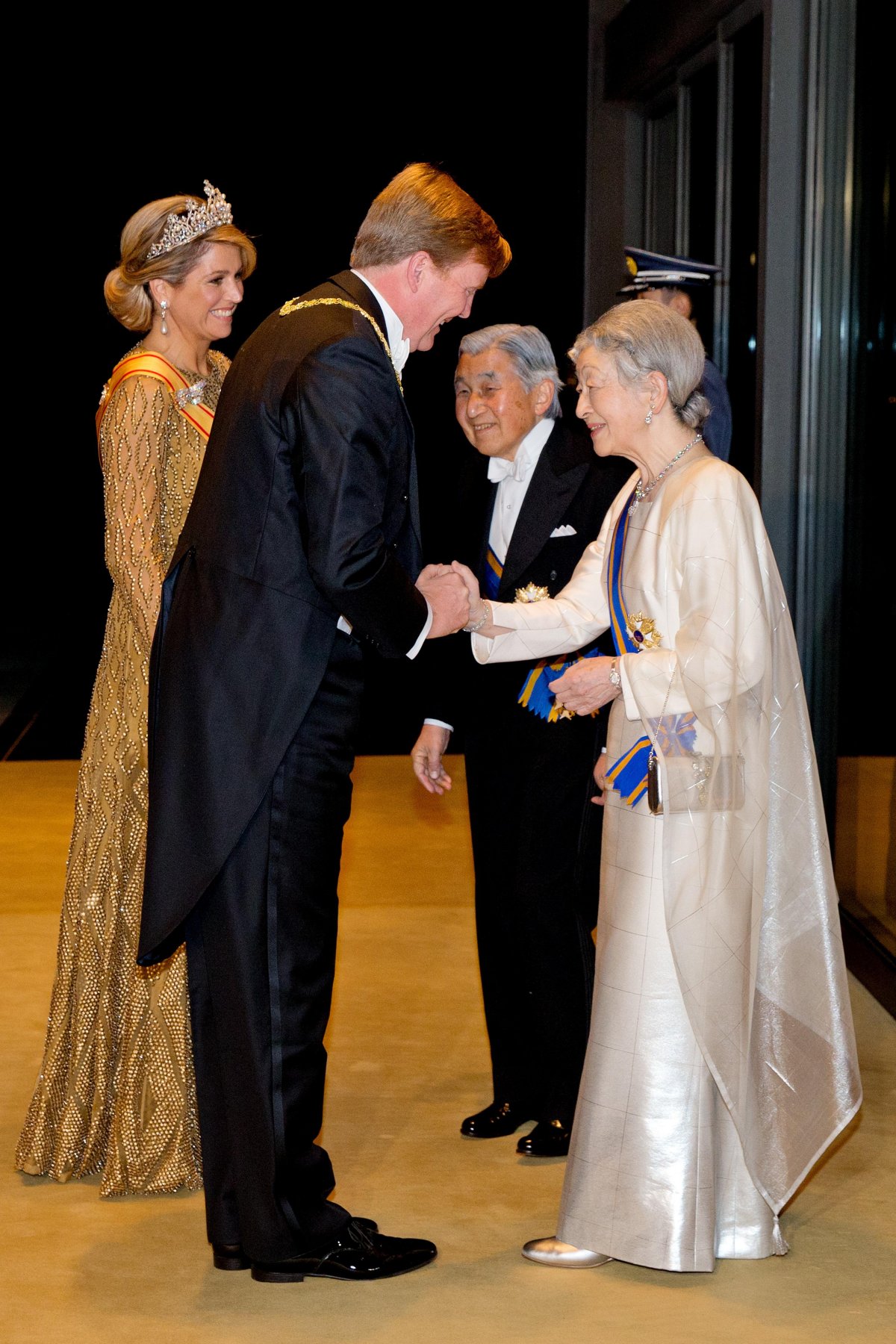 L'Imperatore Akihito e l'Imperatrice Michiko del Giappone salutano il Re Willem-Alexander e la Regina Massima dei Paesi Bassi prima di una cena di stato presso il Palazzo Imperiale di Tokyo durante la visita di stato olandese in Giappone il 29 ottobre 2014 (Patrick van Katwijk/DPA Picture Alliance/Alamy)