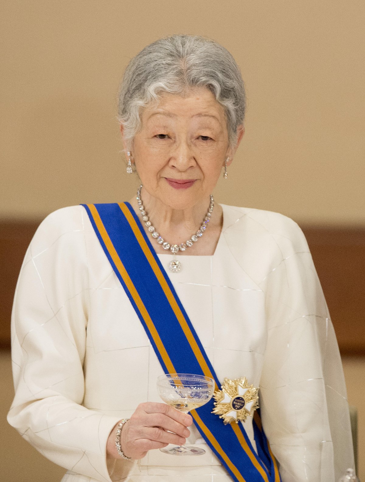 L'Imperatrice Michiko del Giappone partecipa a una cena di stato presso il Palazzo Imperiale di Tokyo durante la visita di stato olandese in Giappone il 29 ottobre 2014 (Robin Utrecht/DPA Picture Alliance/Alamy)