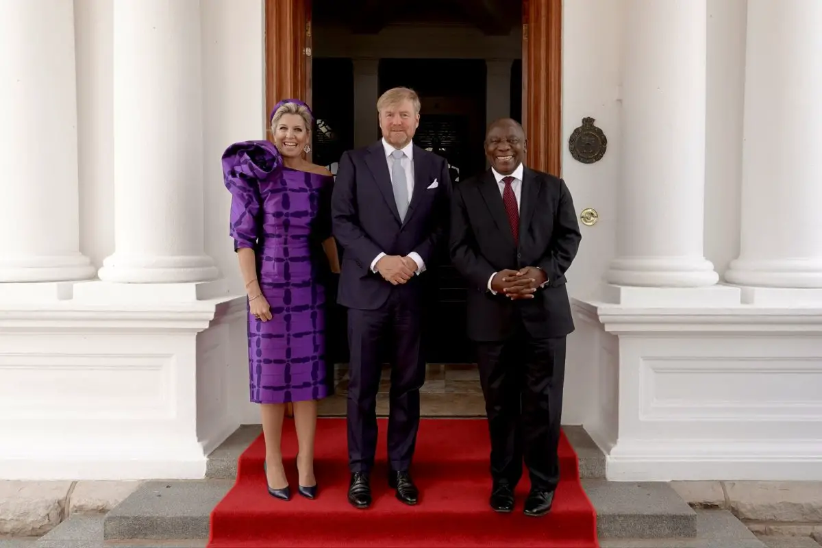 Il re Willem-Alexander e la regina Maxima dei Paesi Bassi sono ricevuti dal presidente Cyril Ramaphosa presso la residenza presidenziale a Pretoria durante la loro visita di stato in Sudafrica il 19 ottobre 2023 (Koninklijk Huis)