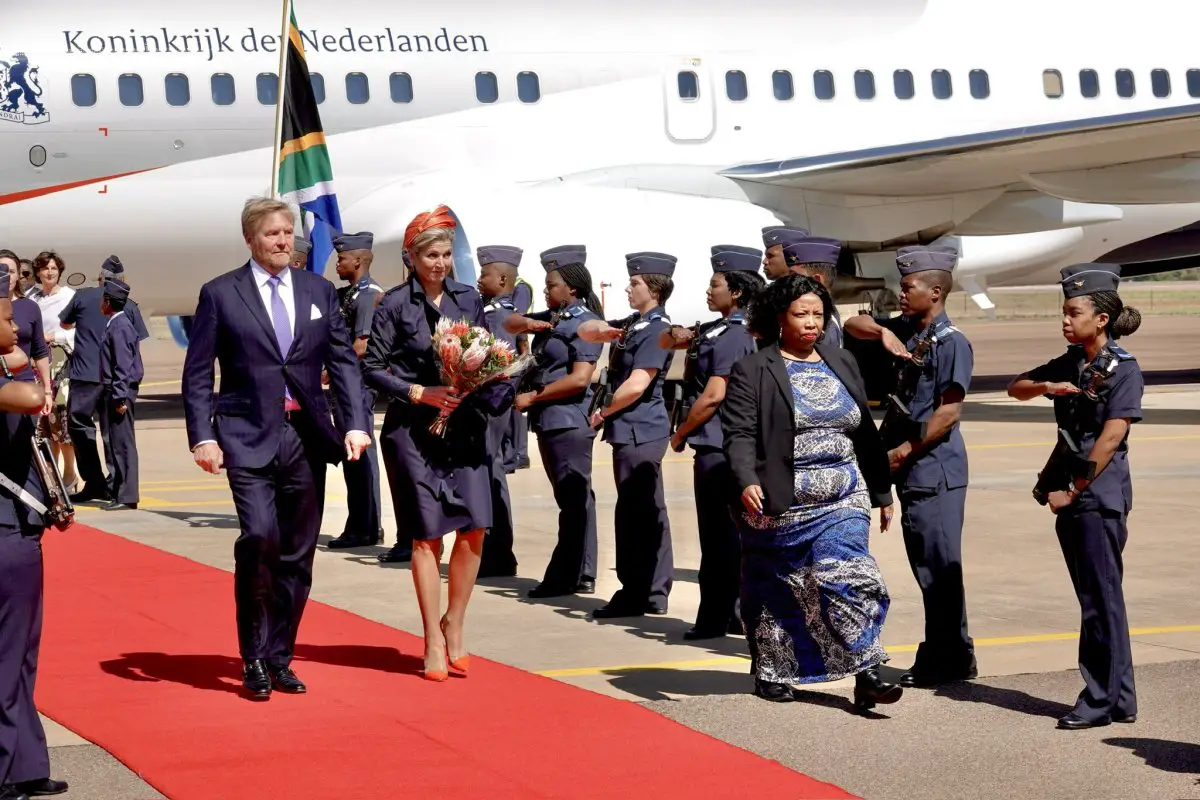 Il re Willem-Alexander e la regina Maxima dei Paesi Bassi arrivano a Pretoria per iniziare la loro visita di stato in Sudafrica il 18 ottobre 2023 (Koninklijk Huis)