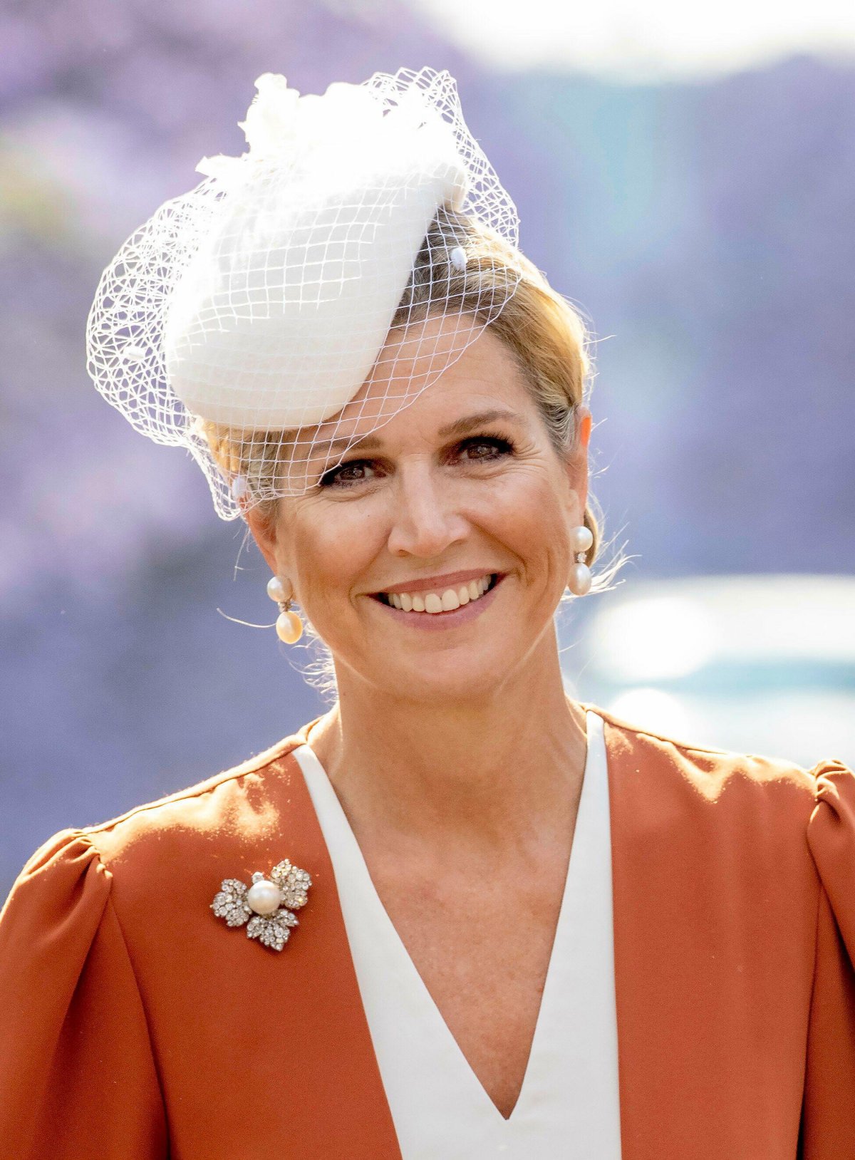 La regina Maxima dei Paesi Bassi posa tra gli splendidi alberi di jacaranda a Pretoria durante la visita di stato olandese in Sudafrica il 18 ottobre 2023 (Albert Nieboer/DPA Picture Alliance/Alamy)