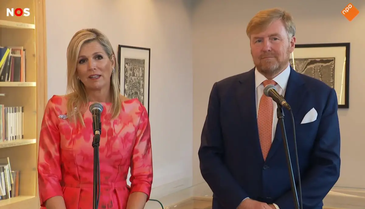 Il re Willem-Alexander e la regina Maxima parlano con la stampa al termine della loro visita di stato in Sudafrica il 20 ottobre 2023 (NOS/screencapture)