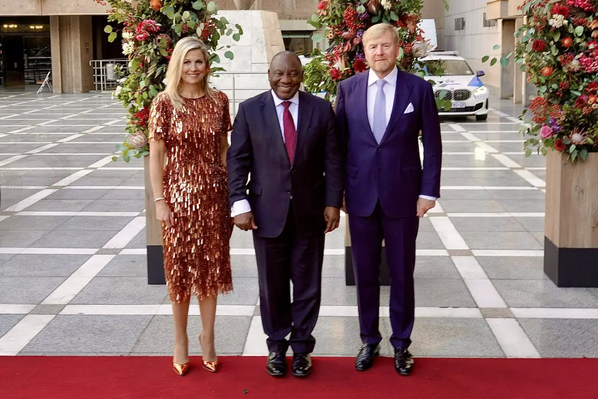 Il re Willem-Alexander e la regina Maxima dei Paesi Bassi arrivano con il presidente Cyril Ramaphosa per uno spettacolo teatrale presso il Teatro Statale di Pretoria durante la visita di stato in Sudafrica il 19 ottobre 2023 (Koninklijk Huis)