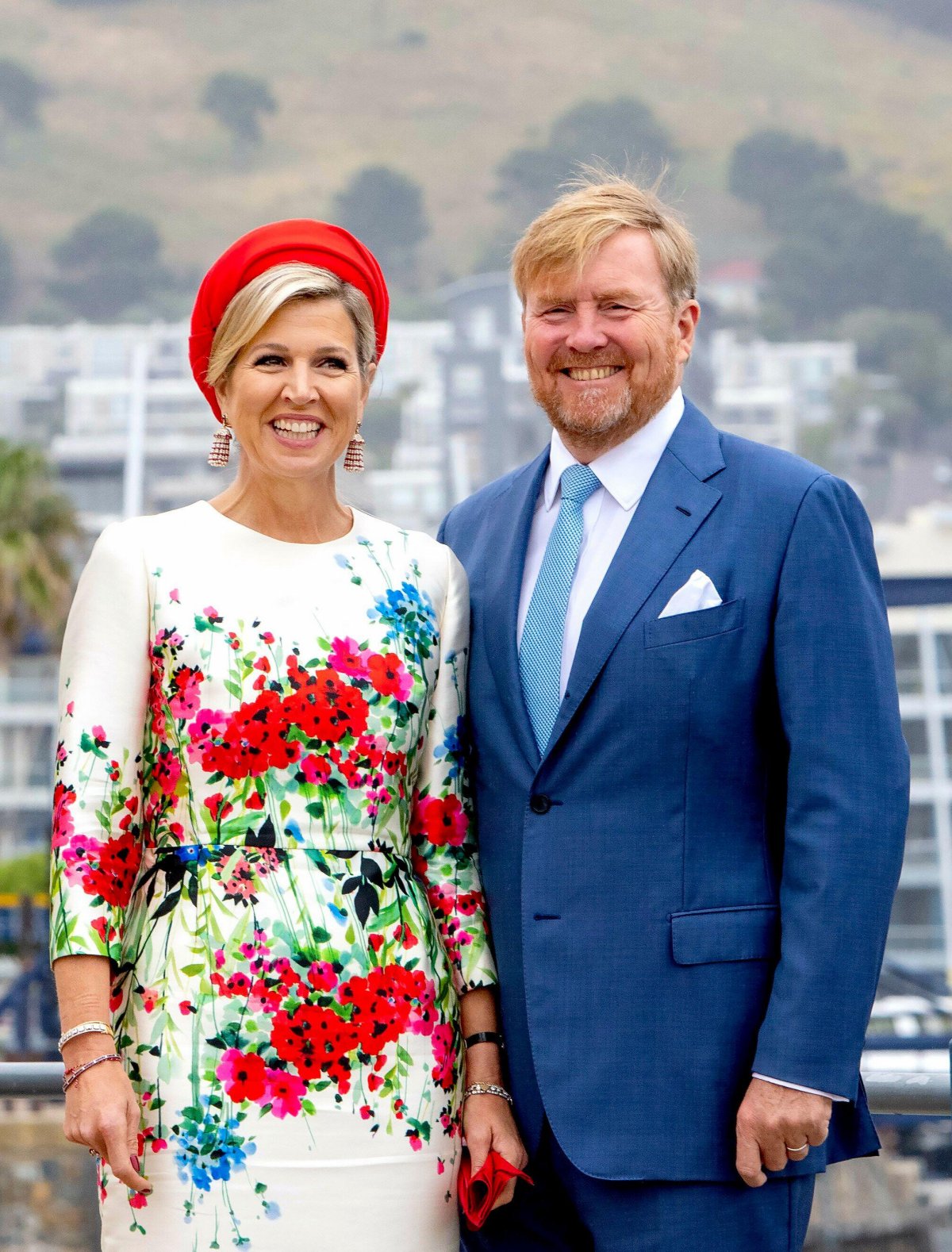 Il re Willem-Alexander e la regina Maxima dei Paesi Bassi posano vicino al lungomare di Città del Capo durante la loro visita di stato in Sudafrica il 20 ottobre 2023 (Albert Nieboer/DPA Picture Alliance/Alamy)