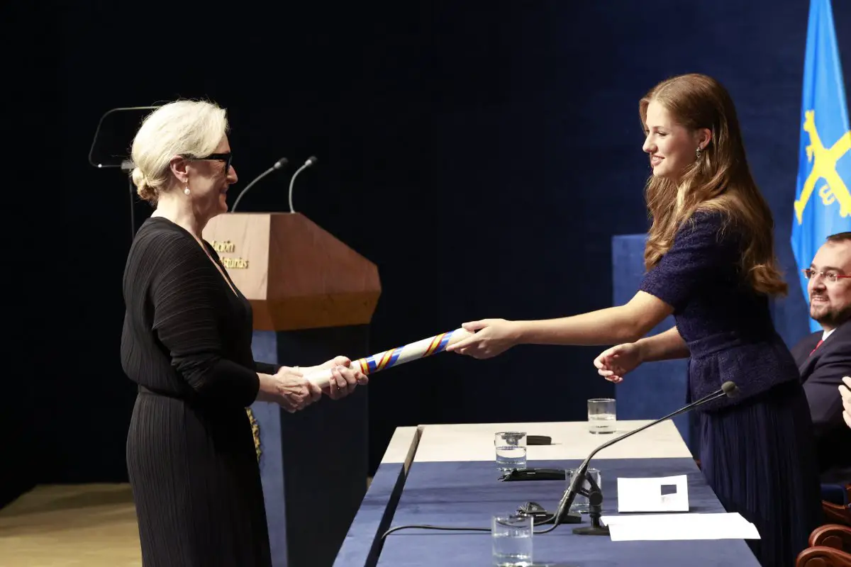 La Principessa delle Asturie consegna un premio all'attrice americana Meryl Streep durante la cerimonia di premiazione della Principessa delle Asturie a Oviedo il 20 ottobre 2023 (Casa de S.M. el Rey)