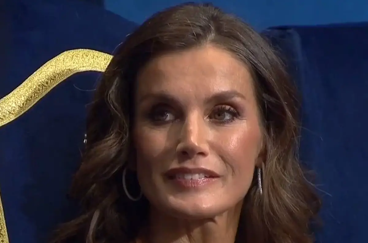 La Regina Letizia di Spagna partecipa alla cerimonia di premiazione della Principessa delle Asturie a Oviedo il 20 ottobre 2023 (Casa de S.M. el Rey/screencapture)