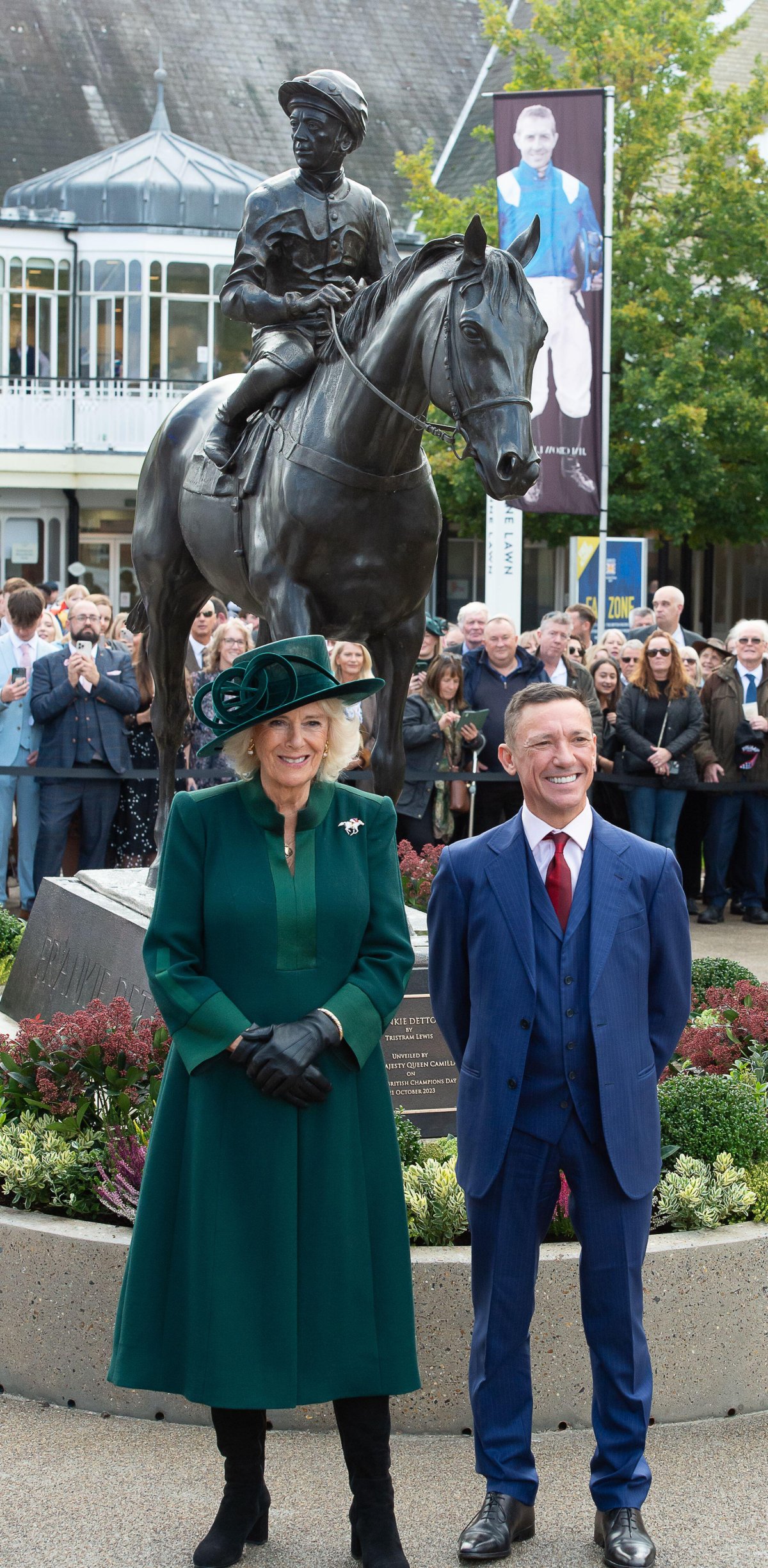 La Regina Camilla e Frankie Dettori posano con la sua nuova statua svelata durante il QIPCO British Champions Day presso l'ippodromo di Ascot il 21 ottobre 2023 (Maureen McLean/Alamy)