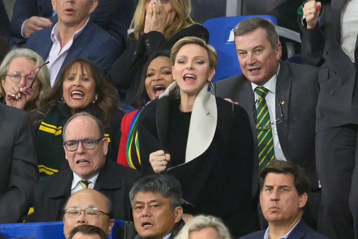 Il principe Alberto II e la principessa Charlene di Monaco partecipano alla partita della Coppa del Mondo di Rugby tra Inghilterra e Sudafrica a Parigi il 21 ottobre 2023 (Laurent Zabulon/Abaca Press/Alamy)