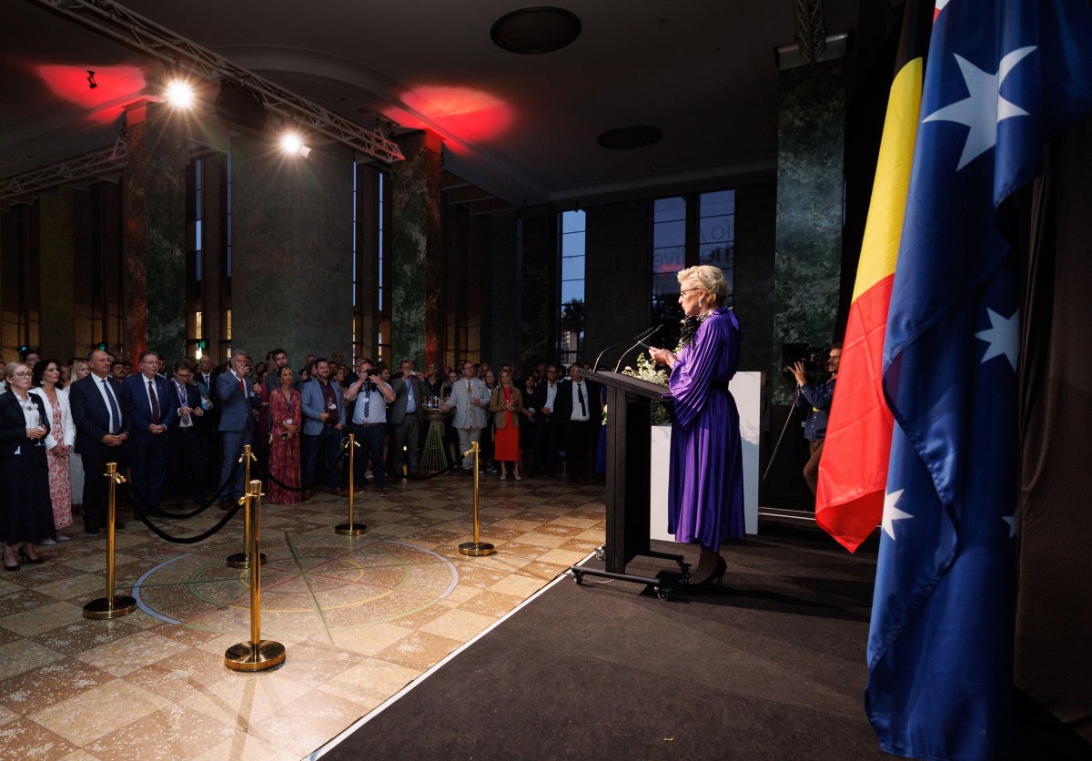 La principessa Astrid del Belgio pronuncia un discorso durante una ricezione ufficiale durante la missione economica belga in Australia a Sydney il 23 ottobre 2023 (BENOIT DOPPAGNE/Belga News Agency/Alamy)