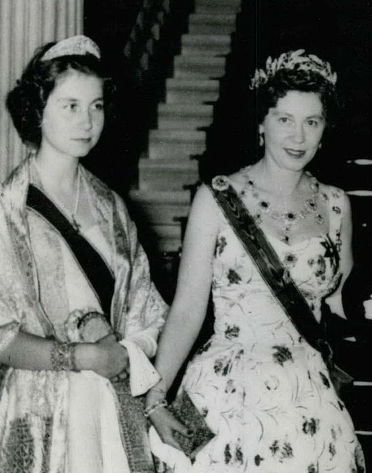 Regina Friederike delle Isole Elleniche e sua figlia, Principessa Sofia di Grecia e Danimarca, partecipano a una ricezione al Palazzo Reale di Atene in onore del Presidente Heuss della Germania Ovest, 18 maggio 1956 (Keystone Press/Alamy)