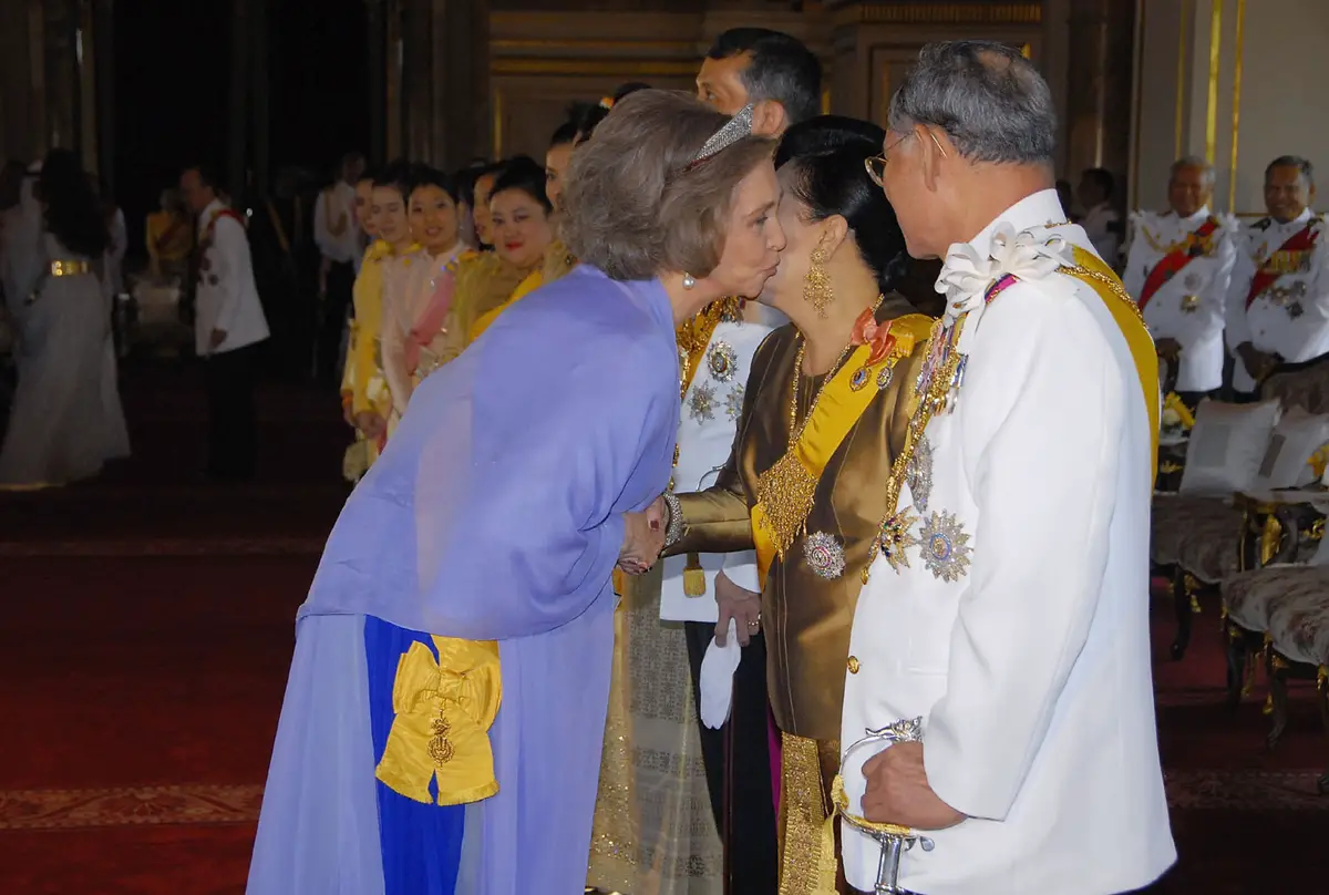 Regina Sofia di Spagna saluta il Re Bhumibol Adulyadej e la Regina Sirikit di Thailandia durante le celebrazioni del Giubileo di Diamante a Bangkok il 12 giugno 2006 (Pool/Getty Images)