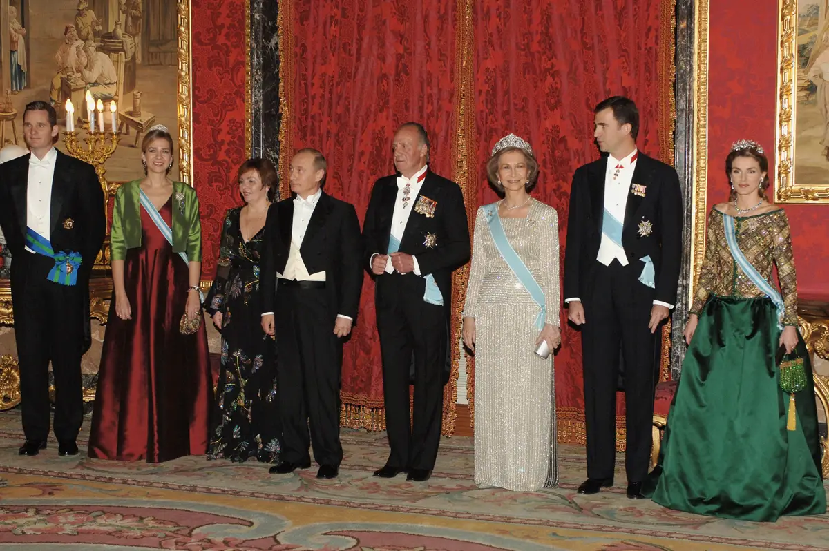 Re Juan Carlos e Regina Sofia di Spagna, con il Principe e la Principessa delle Asturie, Infanta Cristina, e Inaki Urdangarin, ospitano un banchetto di stato al Palazzo Reale di Madrid durante la visita di stato russa in Spagna l'8 febbraio 2006 (Carlos Alvarez/Getty Images)