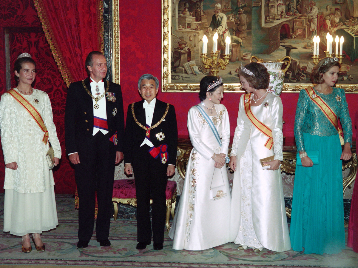 Re Juan Carlos e Regina Sofia di Spagna, con Infanta Elena e Infanta Cristina, accolgono l'Imperatore Akihito e l'Imperatrice Michiko del Giappone al Palazzo Reale di Madrid per un banchetto di stato il 10 ottobre 1994 (JEAN-PIERRE MULLER/AFP/Getty Images)