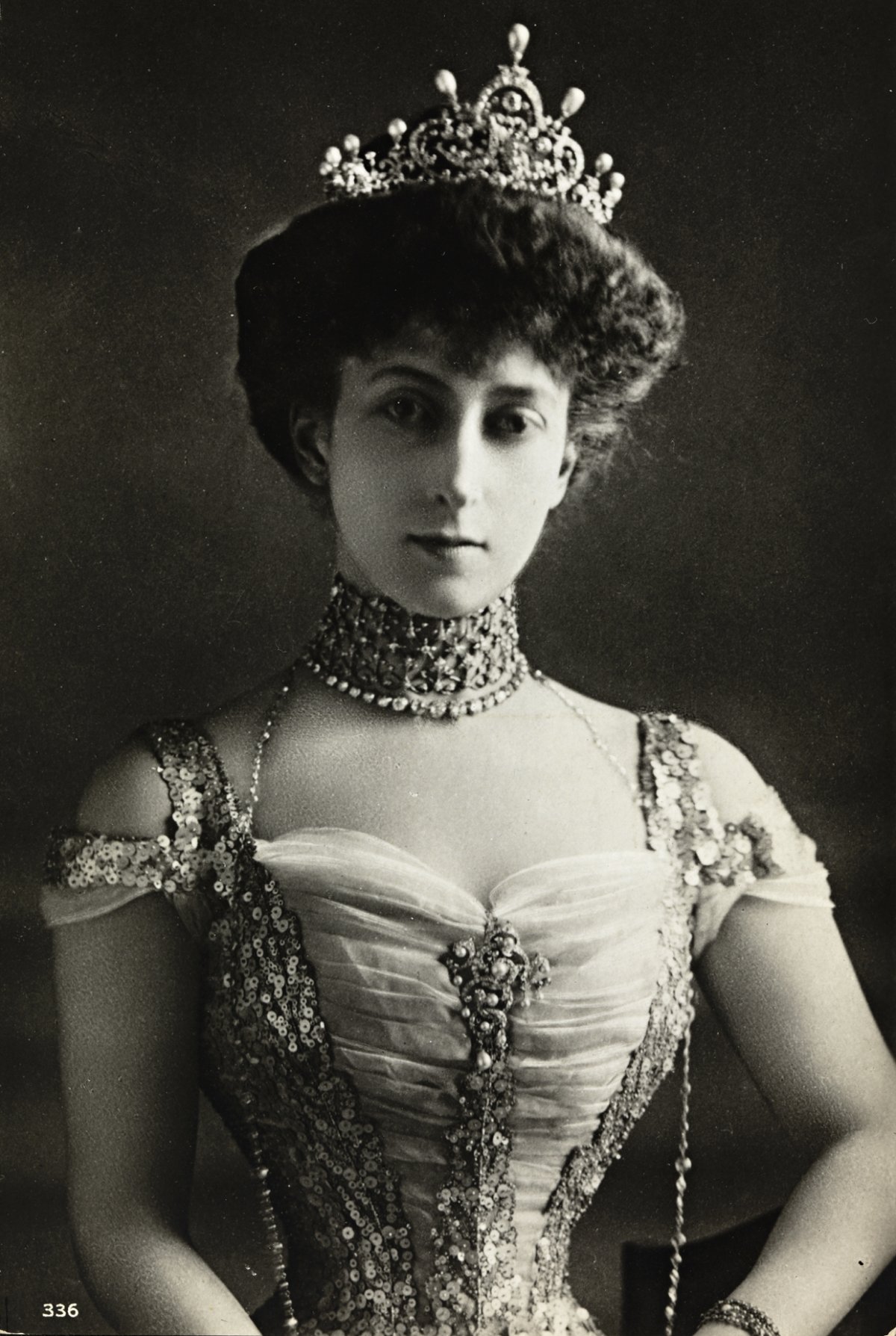 La regina Maud di Norvegia posa per un ritratto in abiti da gala, ca. 1905 (Wikimedia Commons)