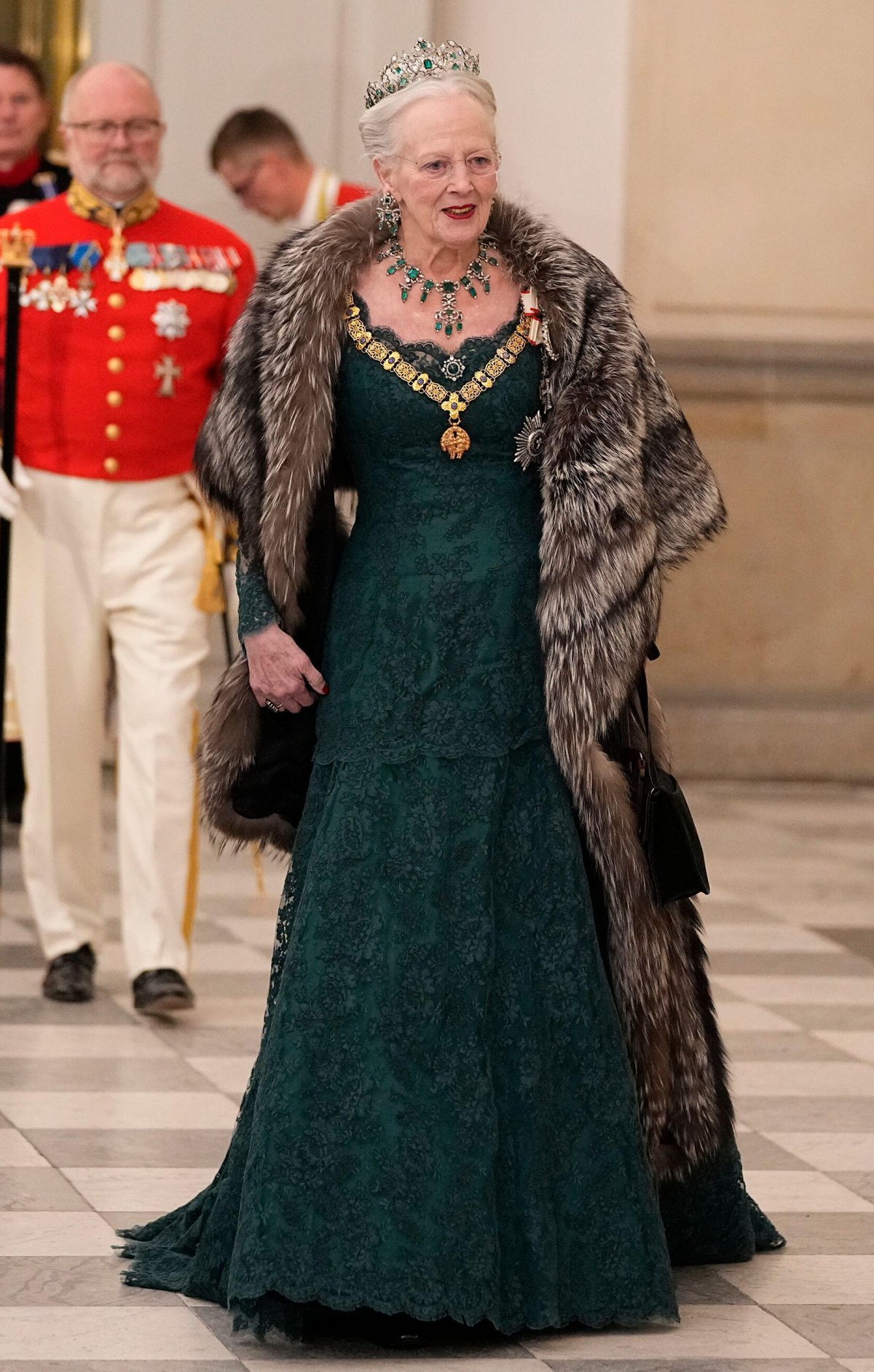 La Regina di Danimarca arriva per un banchetto di gala al Palazzo di Christiansborg a Copenhagen il 6 novembre 2023 (Mads Claus Rasmussen/Ritzau Scanpix/Alamy)