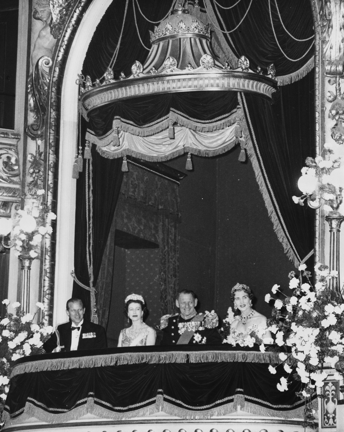 Il Re e la Regina di Danimarca ospitano la Regina Elisabetta II e il Duca di Edimburgo presso il Teatro Reale di Copenhagen il 23 maggio 1957 (Derek Berwin/Fox Photos/Getty Images)