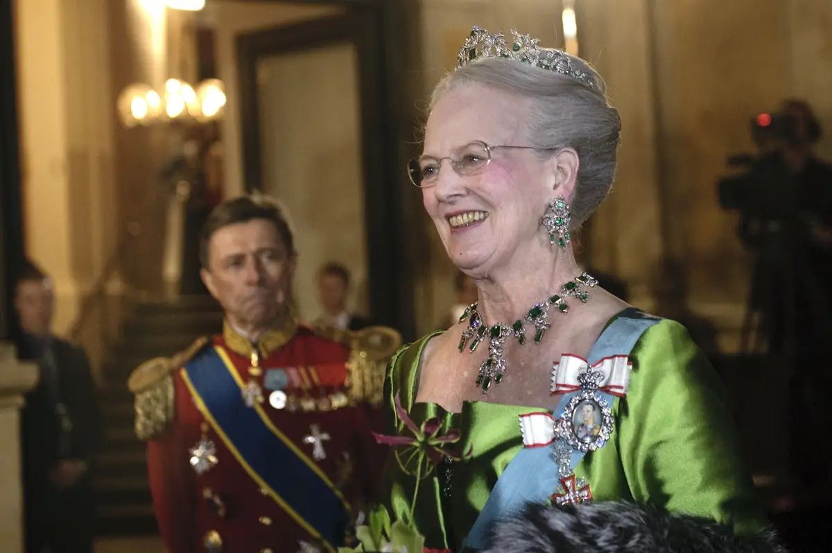 La Regina Margrethe di Danimarca arriva al Teatro Reale di Copenhagen per assistere a uno spettacolo di gala in suo onore per celebrare il suo 70° compleanno il 15 aprile 2010 (Jens Norgaard Larsen/AFP/Getty Images)