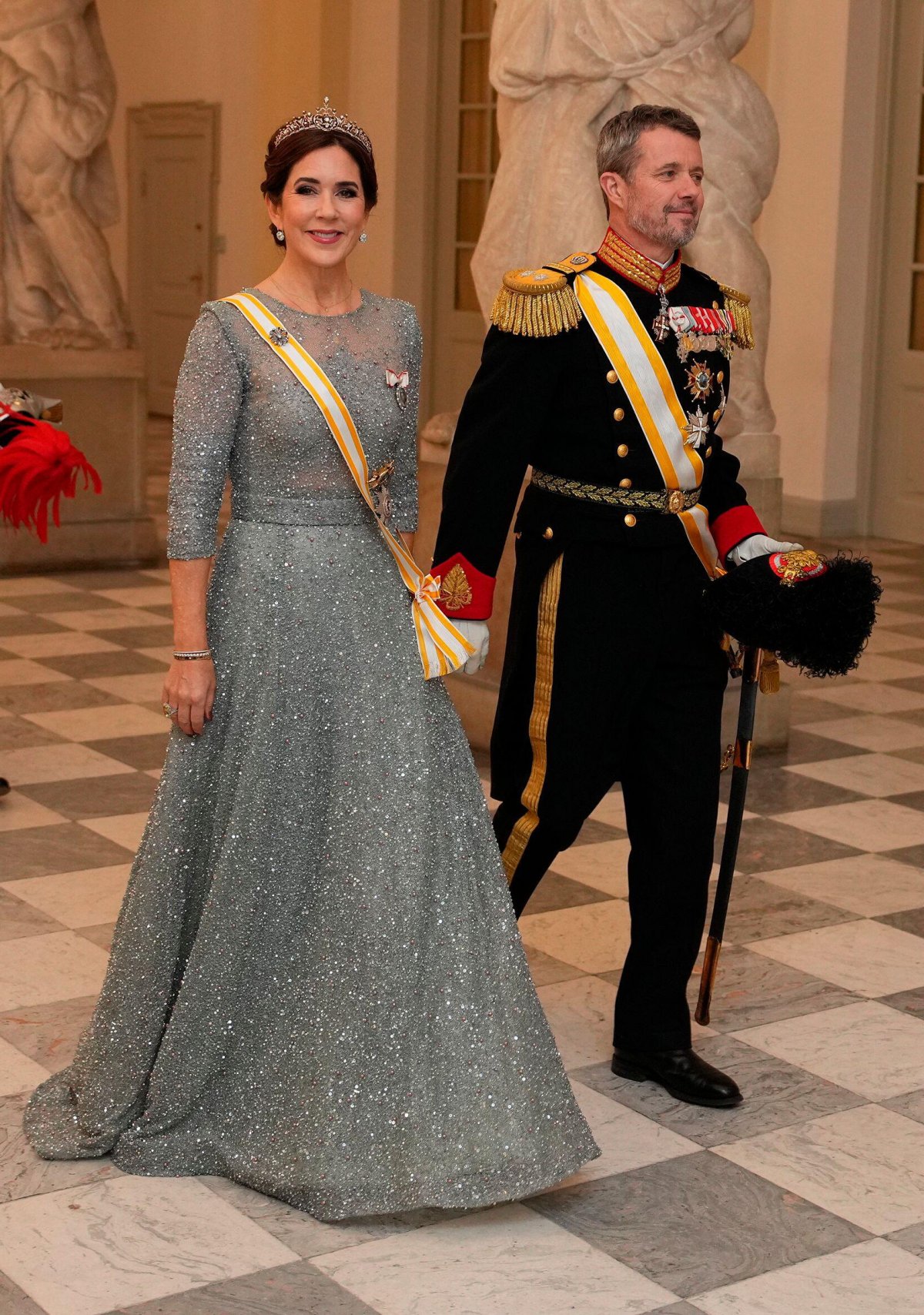 Il Principe Ereditario e la Principessa Ereditaria di Danimarca arrivano per un banchetto di gala al Palazzo di Christiansborg a Copenhagen il 6 novembre 2023 (Mads Claus Rasmussen/Ritzau Scanpix/Alamy)