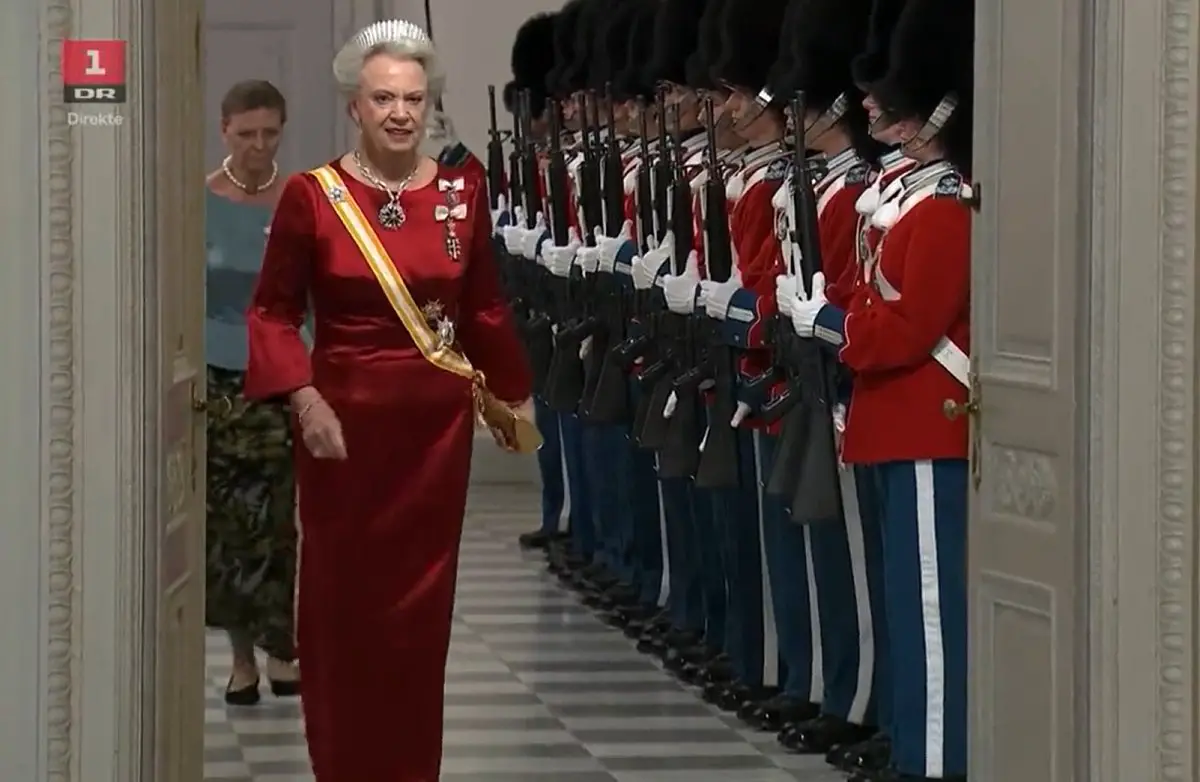 La Principessa Benedikte di Danimarca arriva per un banchetto di gala al Palazzo di Christiansborg a Copenhagen in onore del Re e della Regina di Spagna in visita il 6 novembre 2023 (DR1/screencapture)