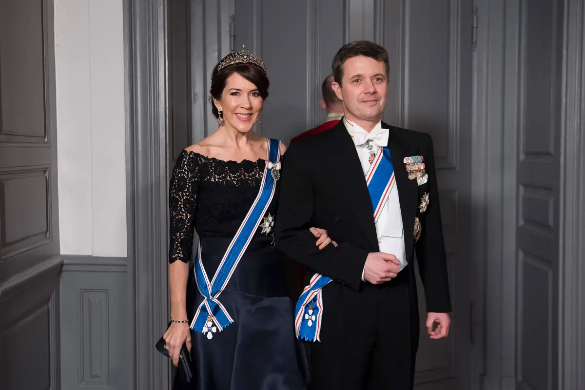 La Principessa Ereditaria Mary di Danimarca e il Principe Ereditario Frederik di Danimarca arrivano a una cena di gala per il Presidente dell'Islanda a Palazzo Amalienborg a Copenhagen il 24 gennaio 2017 (SISSE STROYER/AFP/Getty Images)