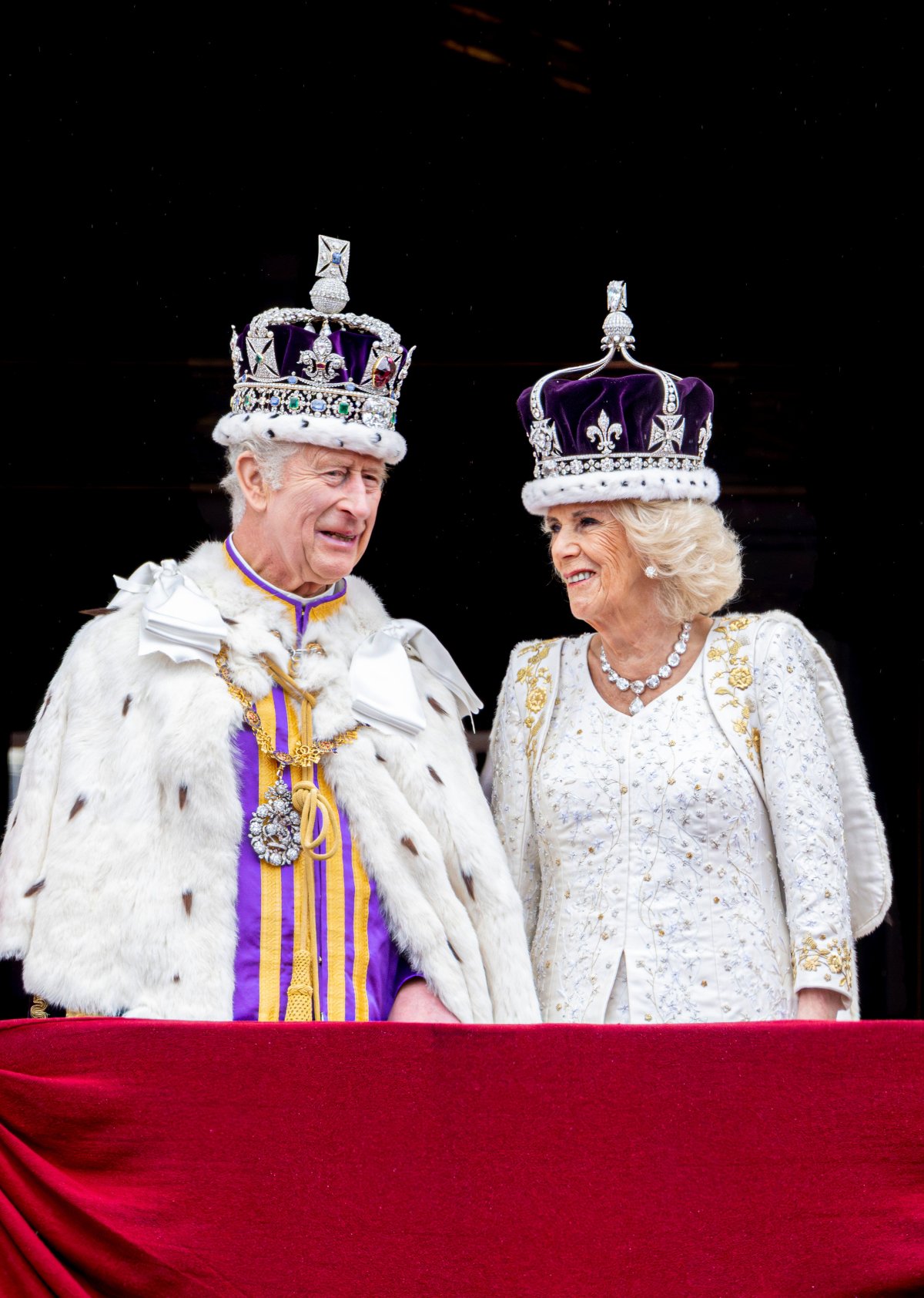 Il re Carlo III e la regina Camilla salutano il pubblico dalla balconata di Buckingham Palace dopo la loro incoronazione a Londra il 6 maggio 2023 (Patrick van Katwijk/DPA Picture Alliance/Alamy)