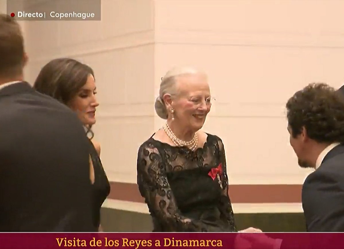 La Regina di Spagna e la Regina di Danimarca partecipano a una cena di ritorno al Glyptotek di Copenaghen il 7 novembre 2023 (RTVe/screencapture)