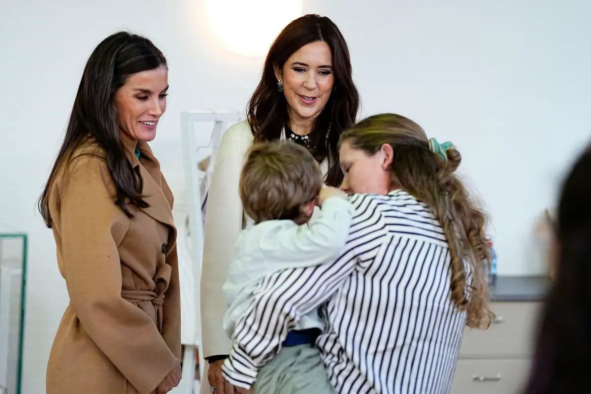 La Regina di Spagna e la Principessa di Danimarca visitano l'Ospedale Mary Elisabeth a Copenaghen il 7 novembre 2023 (Martin Sylvest/Ritzau Scanpix/Alamy)