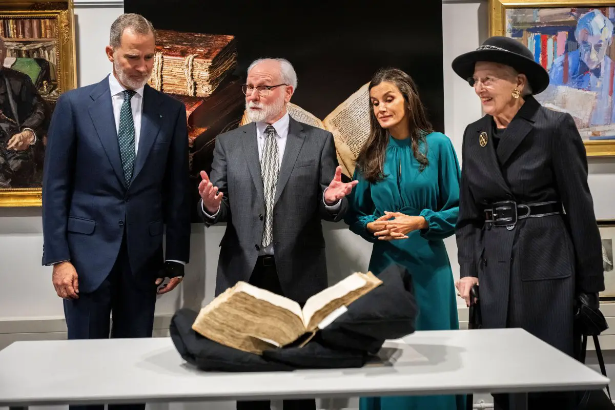 La Regina di Danimarca e il Re e la Regina di Spagna parlano con il Professore Matthew Driscoll dell'Università di Copenhagen, che mostra loro un libro riscoperto del XVI secolo dalla biblioteca di Hernando Colón, 7 novembre 2023 (Ida Marie Odgaard/Ritzau Scanpix/Alamy)