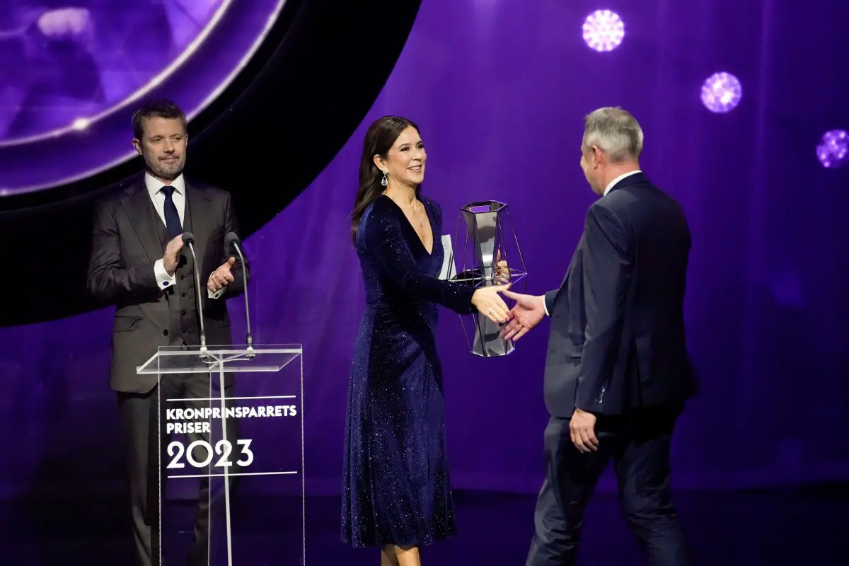 Il Principe Ereditario Frederik e la Principessa Ereditaria Mary di Danimarca presentano premi nella Sala Concerti del Musikhuset a Esbjerg il 4 novembre 2023 (Ritzau Scanpix/Alamy)