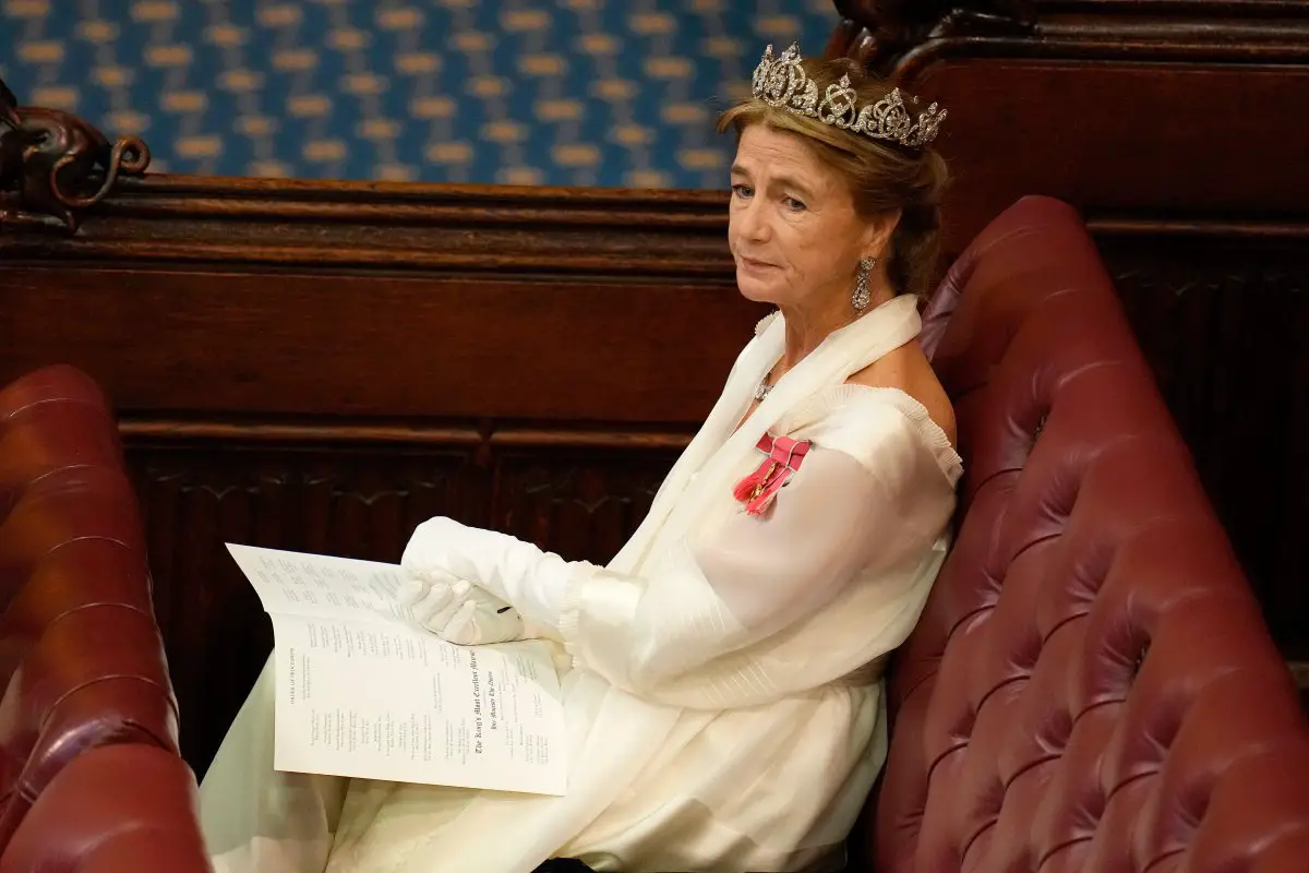 La Principessa Antonia, Duchessa di Wellington aspetta l'inizio della Cerimonia di Apertura del Parlamento nella Camera dei Lords al Palazzo di Westminster a Londra il 7 novembre 2023 (Kirsty Wigglesworth/PA Images/Alamy)