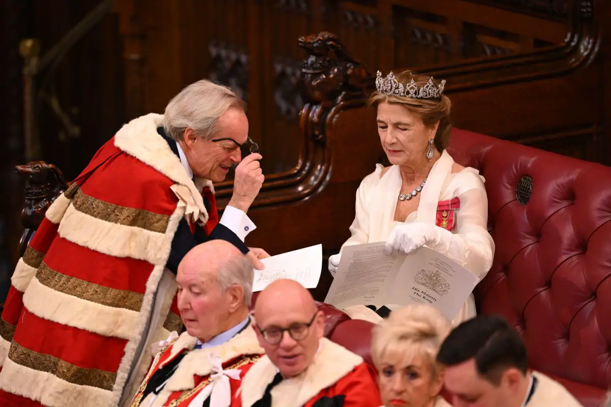 Il Duca e la Duchessa di Wellington aspettano l'inizio della Cerimonia di Apertura del Parlamento nella Camera dei Lords al Palazzo di Westminster a Londra il 7 novembre 2023 (Leon Neal/PA Images/Alamy)